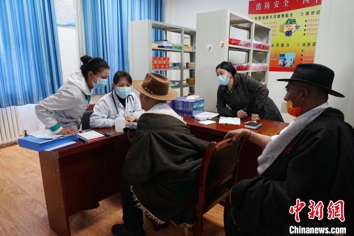 圖為骨科醫(yī)生為敬老院老人們進(jìn)行集中檢查?！●R銘言 攝