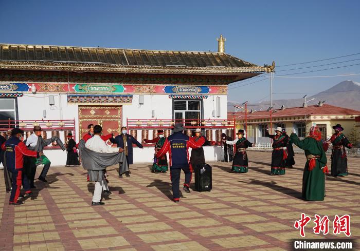 圖為老人們飯后跳起歡快的鍋莊舞蹈?！●R銘言 攝