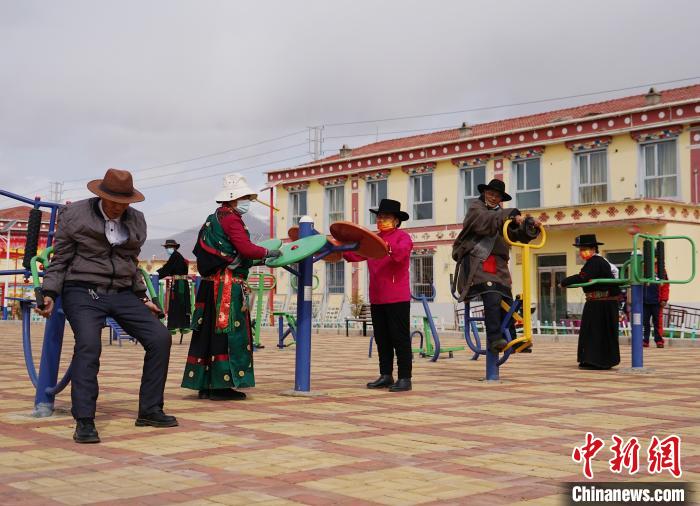 圖為老人們使用健身器材鍛煉身體?！●R銘言 攝