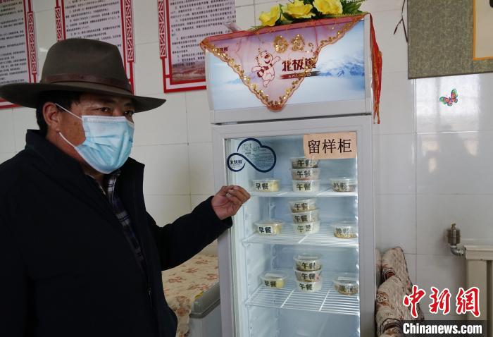 圖為敬老院院長德高介紹，老人們的三餐均有留樣記錄。　馬銘言 攝