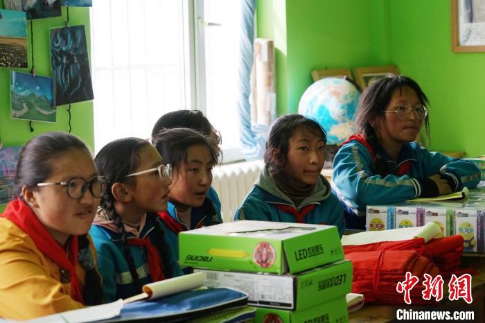 圖為學(xué)生正在認(rèn)真聽生態(tài)課?！●R銘言 攝