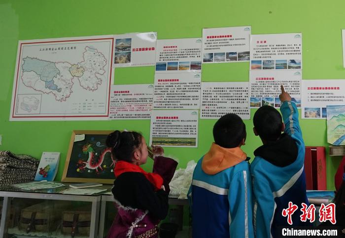 圖為學(xué)生在生態(tài)課堂上了解三江源國家公園知識(shí)?！●R銘言 攝