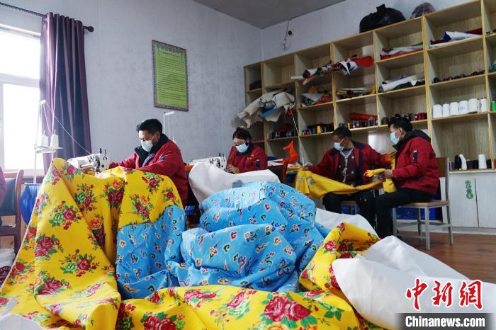 圖為工人們正在制作帳篷?！●R銘言 攝