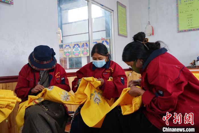 圖為工人正在制作哈達(dá)?！●R銘言 攝