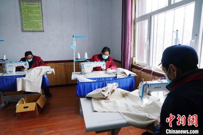 圖為員工正在制作藏服。　馬銘言 攝