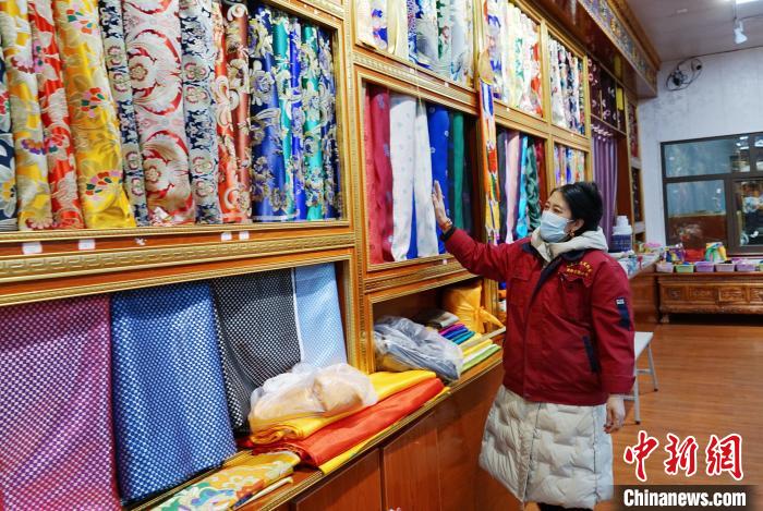 圖為員工清點(diǎn)布匹?！●R銘言 攝