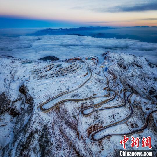 雪后的牛背山山頂和崎嶇的公路?！±顒P 攝