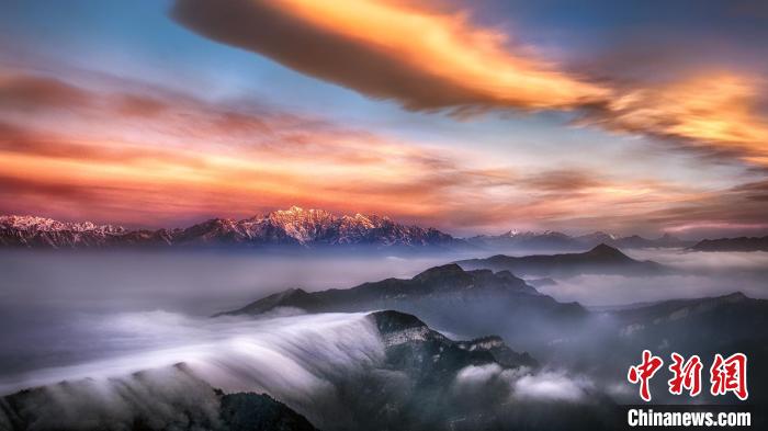 牛背山霞光?！∥挠宴?攝