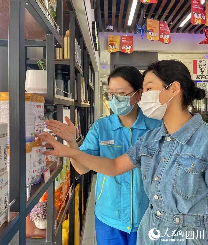 顧客可以在川內(nèi)中國石油加油站便利店內(nèi)選購到品質(zhì)純正的紅原奶粉。張霞攝