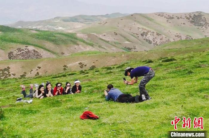 圖為民眾在草原留影?！⑿憔?　攝