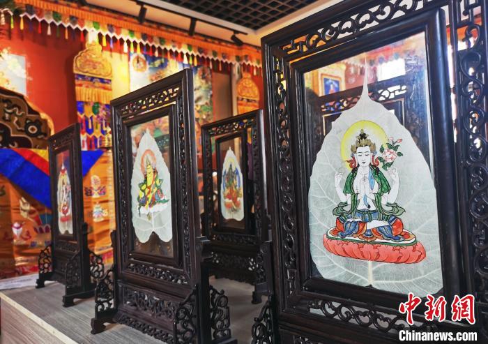 圖為久美尖措創(chuàng)作的藝術(shù)品?！?zhí)砀?攝