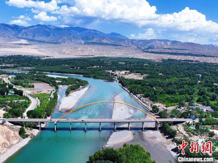 航拍貴德縣黃河岸畔綠意盎然?！●R銘言 攝