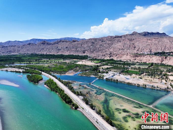 航拍貴德縣黃河岸畔綠意盎然?！●R銘言 攝