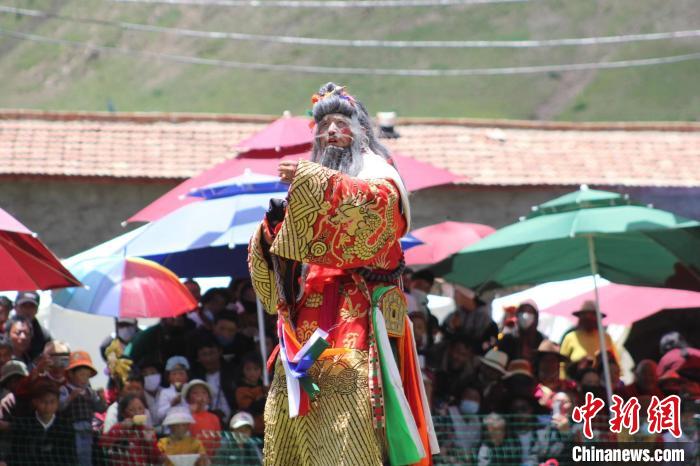 圖為觀眾們觀看表演?！“喱斂h文體旅游廣電局 供圖