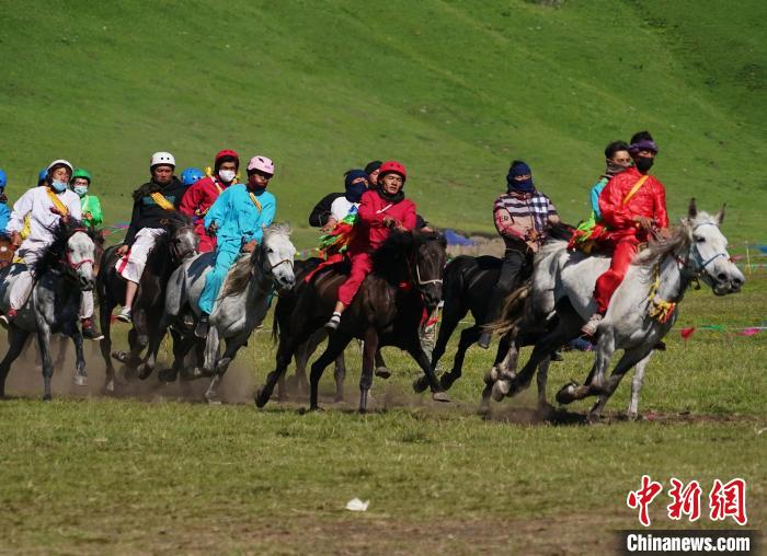 圖為選手進(jìn)行3000米賽馬比賽?！●R銘言 攝