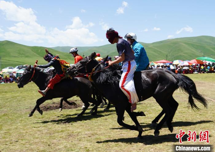 圖為選手進(jìn)行3000米賽馬比賽?！●R銘言 攝