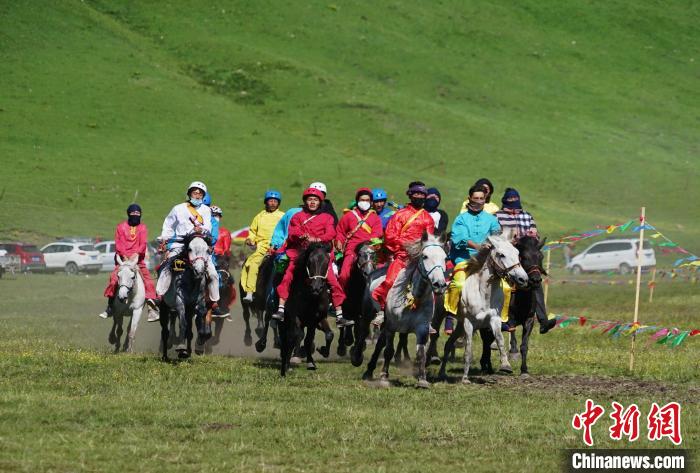 圖為選手進(jìn)行3000米賽馬比賽?！●R銘言 攝