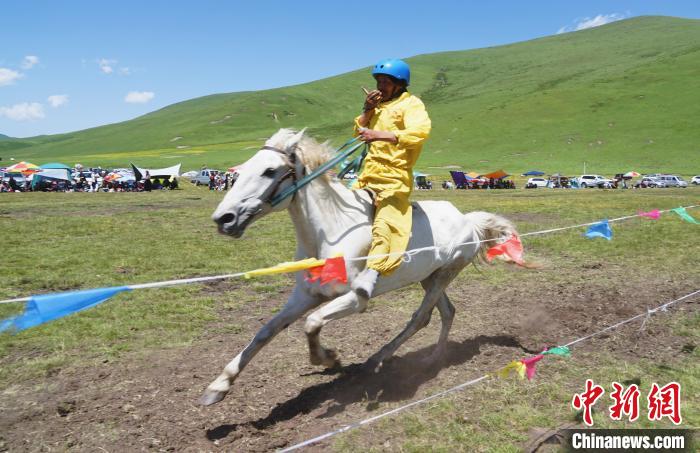 圖為選手進(jìn)行3000米賽馬比賽?！●R銘言 攝