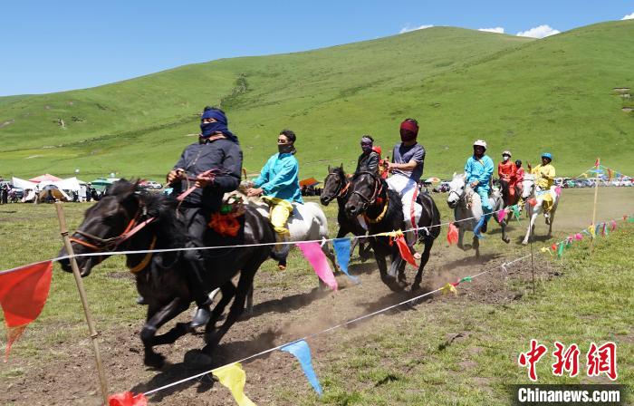 圖為選手進(jìn)行3000米賽馬比賽?！●R銘言 攝