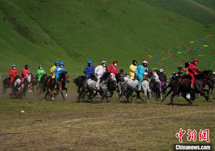 圖為選手進(jìn)行3000米賽馬比賽?！●R銘言 攝