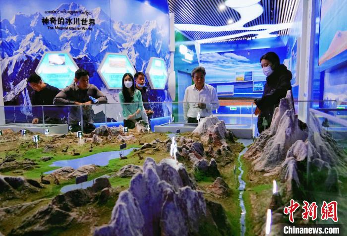 圖為中外嘉賓在玉樹州博物館內(nèi)參觀。　馬銘言 攝