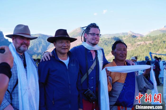 圖為當(dāng)?shù)孛癖娕c外籍?dāng)z影師合影留念?！●R銘言 攝