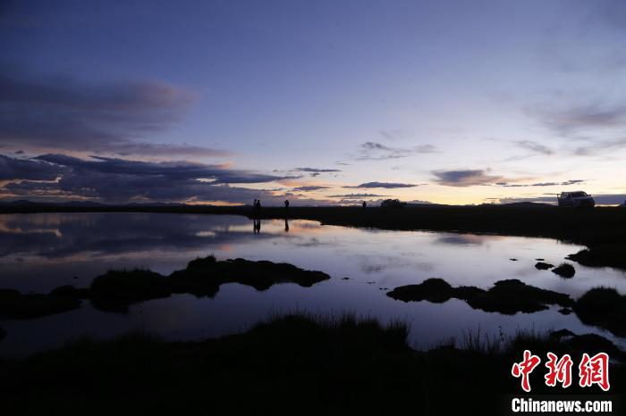 圖為夕陽下的查旦濕地。　馬銘言 攝