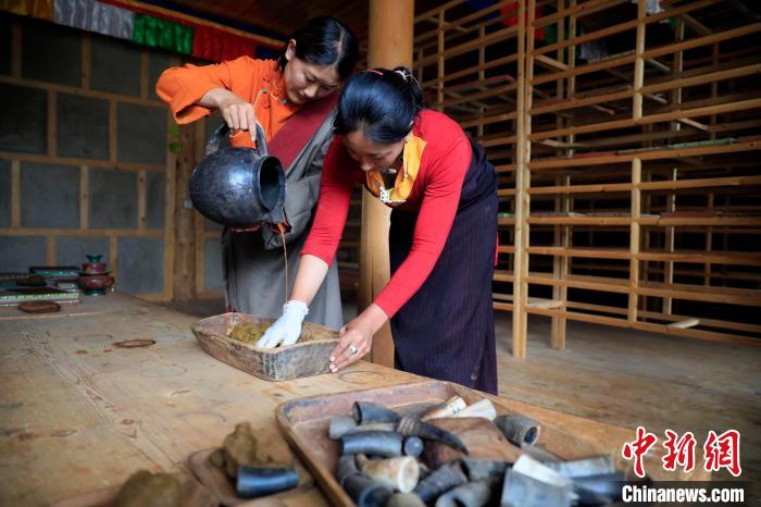 調(diào)合香團(tuán)。　王磊 攝