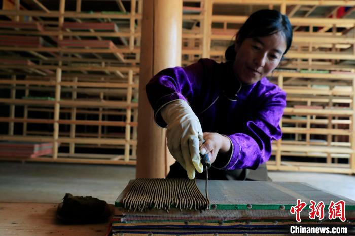 擠壓成香?！⊥趵?攝