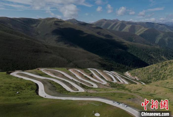 四川壤塘上藍天路：沿線居民致富的幸?！疤炻贰? oldsrc=