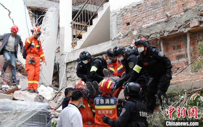 四川消防救援人員開(kāi)展救援?！∷拇ㄏ?供圖