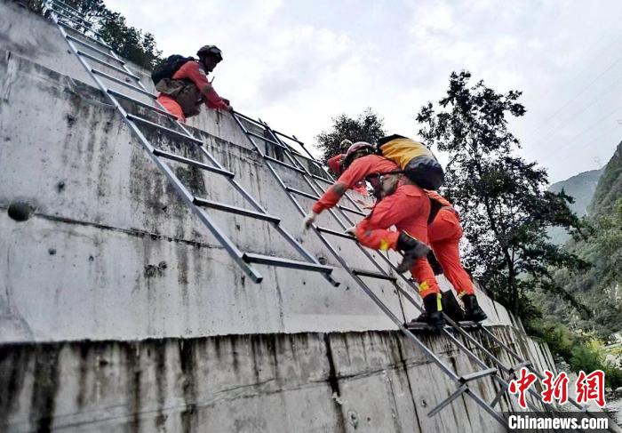 四川消防救援人員開展救援?！∷拇ㄏ?供圖