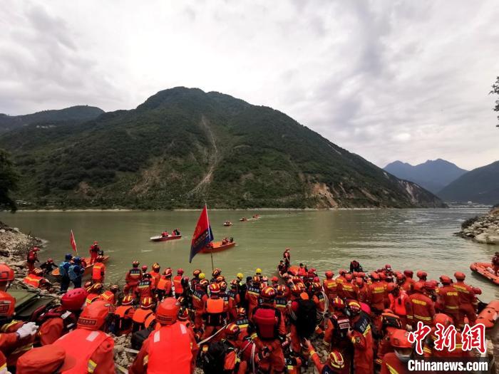 四川消防救援人員開展救援?！∷拇ㄏ?供圖