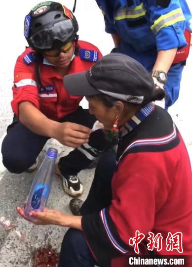 筠連筠愛青年應(yīng)急救援隊(duì)救援人員正在為傷員傷口清理?！∈茉L者供圖