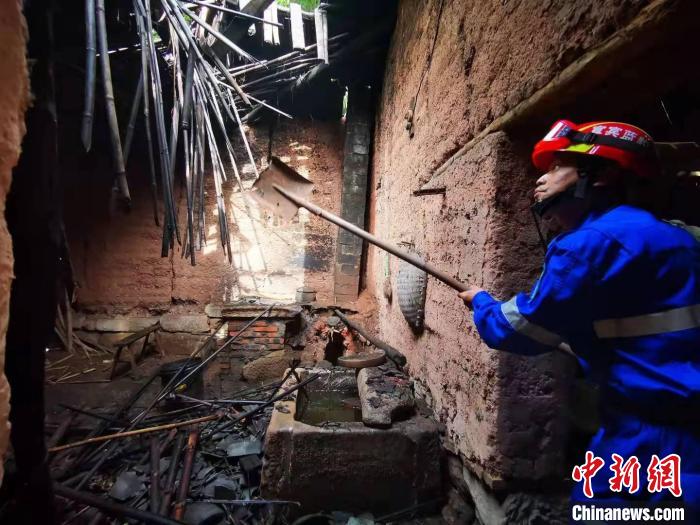 宜賓藍(lán)豹應(yīng)急救援隊(duì)搜救組成員劉方杰正在參與救援。　受訪者供圖