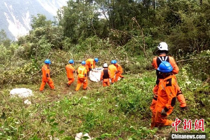 海拔1950米唐29號塔位搶險隊員正搬運直升機吊運上山的搶險材料?！⌒鞈c明 攝