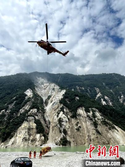 直升機正在運輸110千伏唐下線應(yīng)急塔塔材?！⌒l(wèi)科 攝