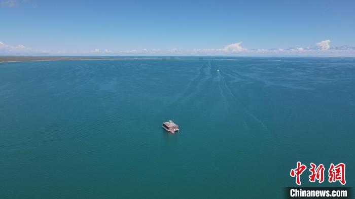 圖為航拍夏日青海湖。　李江寧 攝
