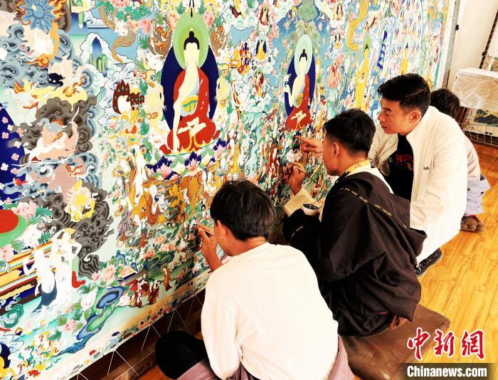 青海唐卡藝術(shù)小鎮(zhèn)：“勞模畫師”師帶徒，文化扶貧富一方
