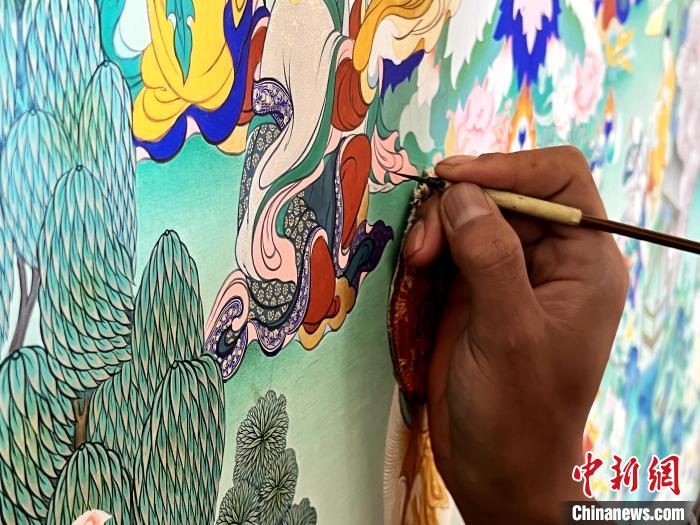 圖為畫師繪畫唐卡?！●R文莉 供圖