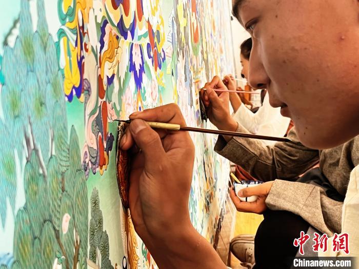 圖為畫師繪畫唐卡?！●R文莉 供圖