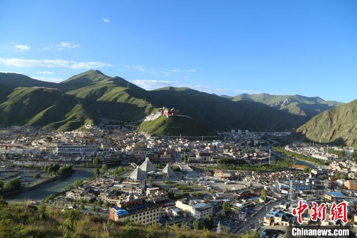 圖為航拍玉樹市?！∮駱涫形麄鞑抗﹫D