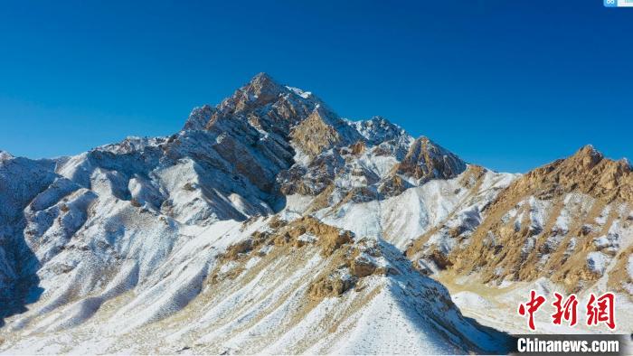 圖為山川被白雪覆蓋，與藍(lán)天相互呼映?！《继m縣融媒體中心供圖