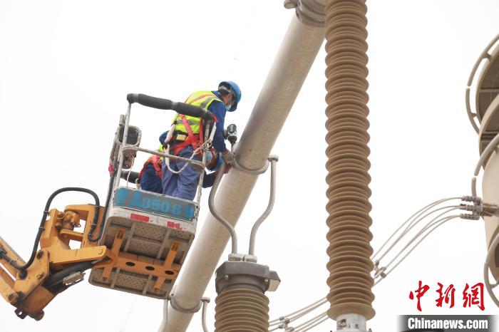 圖為國網青海超高壓公司變電檢修人員正在開展設備檢修工作?！≈煲闳?攝