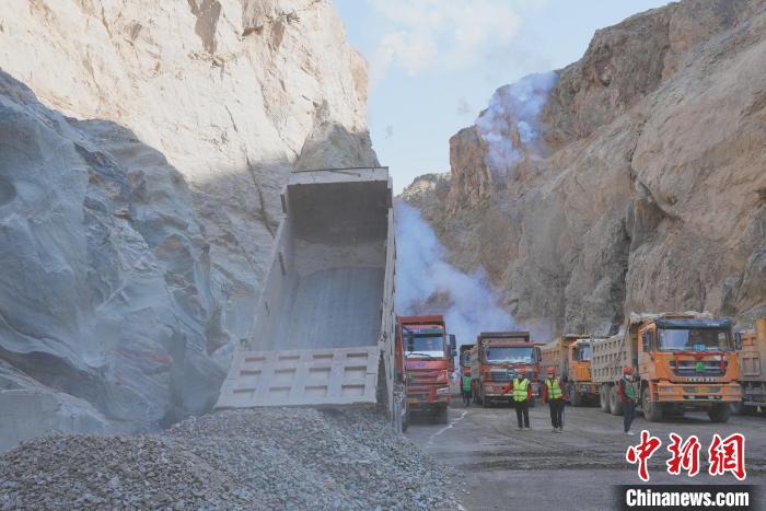 圖為大壩填筑現(xiàn)場(chǎng)?!∷娝木止﹫D