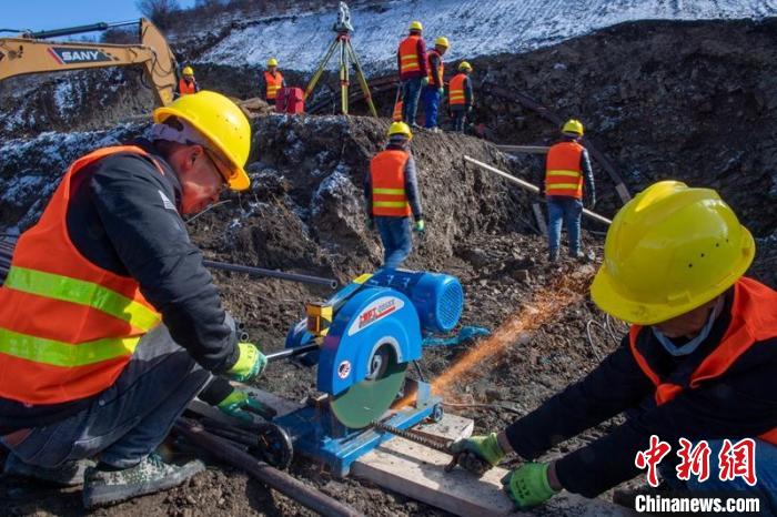 西成高鐵紅原2號(hào)隧道出口忙碌的工人師傅。　劉忠俊 攝