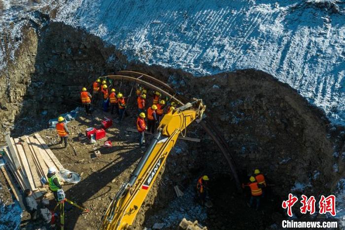 西成高鐵紅原2號(hào)隧道出口工人師傅正在進(jìn)行導(dǎo)向墻、管棚施工作業(yè)?！⒅铱?攝