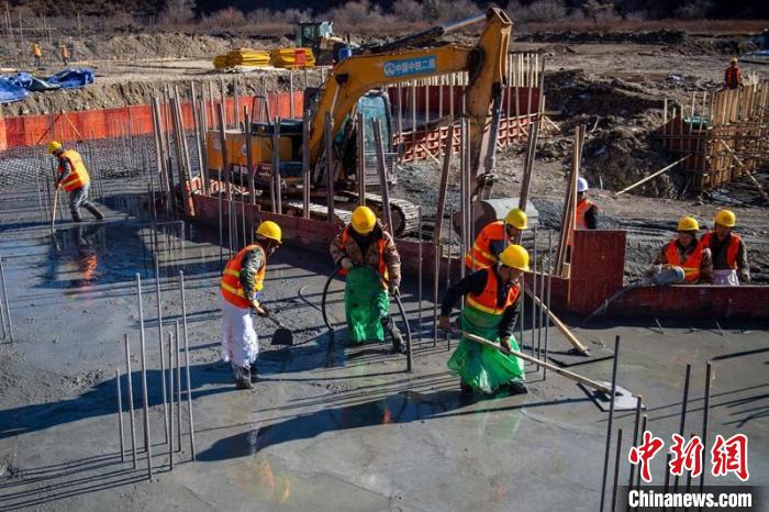 川主寺鎮(zhèn)牧場(chǎng)村西成高鐵1號(hào)拌合站工人師傅正在進(jìn)行駐地、拌合站澆筑施工作業(yè)?！⒅铱?攝