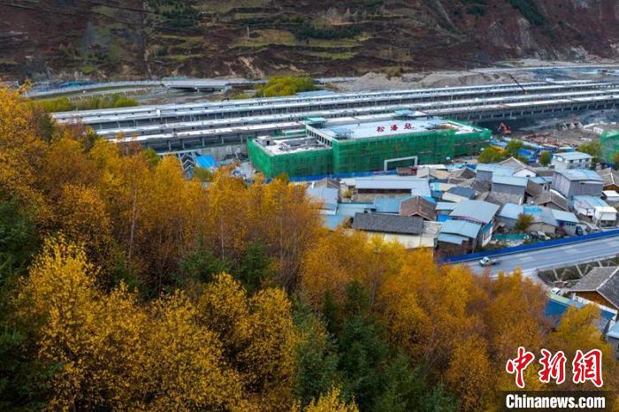 正在建設(shè)的成蘭鐵路松潘站。　劉忠俊 攝