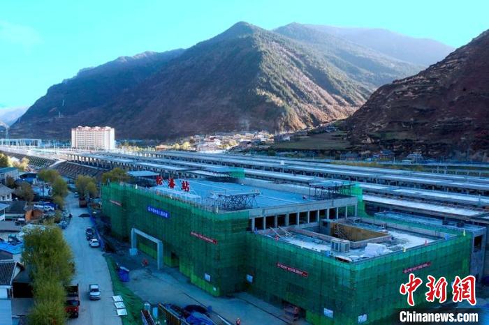 正在建設(shè)中的成蘭鐵路松潘站?！⒅铱?攝
